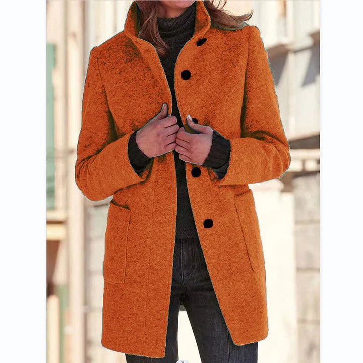 Giacca donna invernale con zip e collo alto. Cappotto elegante lunghezza media, outerwear caldo per moda femminile.