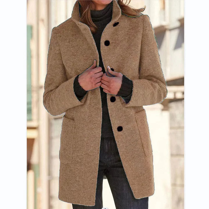 Versatile giacca invernale donna, collo alto. Cappotto elegante o casual, lunghezza media, must-have per la moda donna.