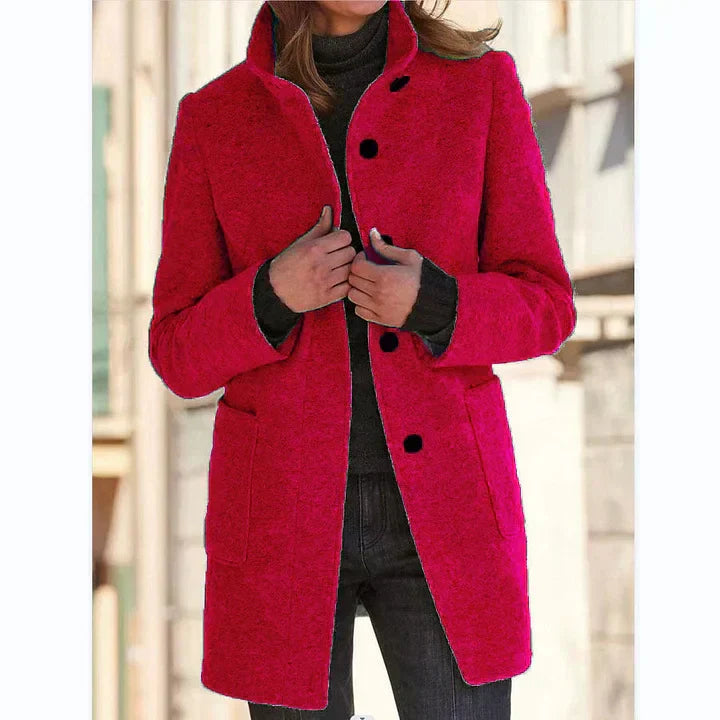 Giacca invernale donna a collo alto, lunghezza media. Calda ed elegante per l'outerwear moda.
