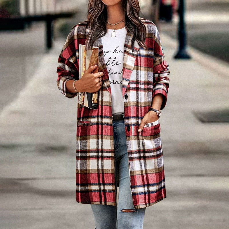 Giacca lunga donna a quadri, con bottoni, perfetta per la moda invernale ed elegante.