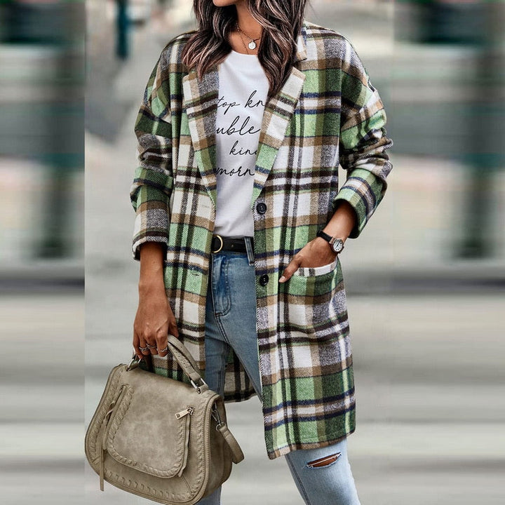 Moda donna autunno/inverno: giacca a quadri elegante, un must-have casual chic.