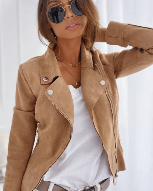 Giacca donna con distintivi revers a punta, vestibilità slanciata, stile elegante e moderno.