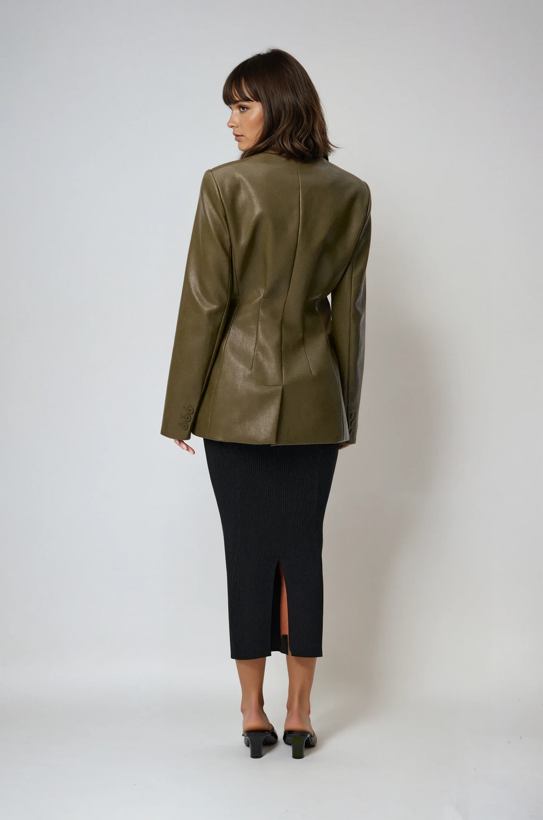 Giacca sagomata donna in moda femminile verde scuro con scollo a V, perfetta per occasioni eleganti e formali.