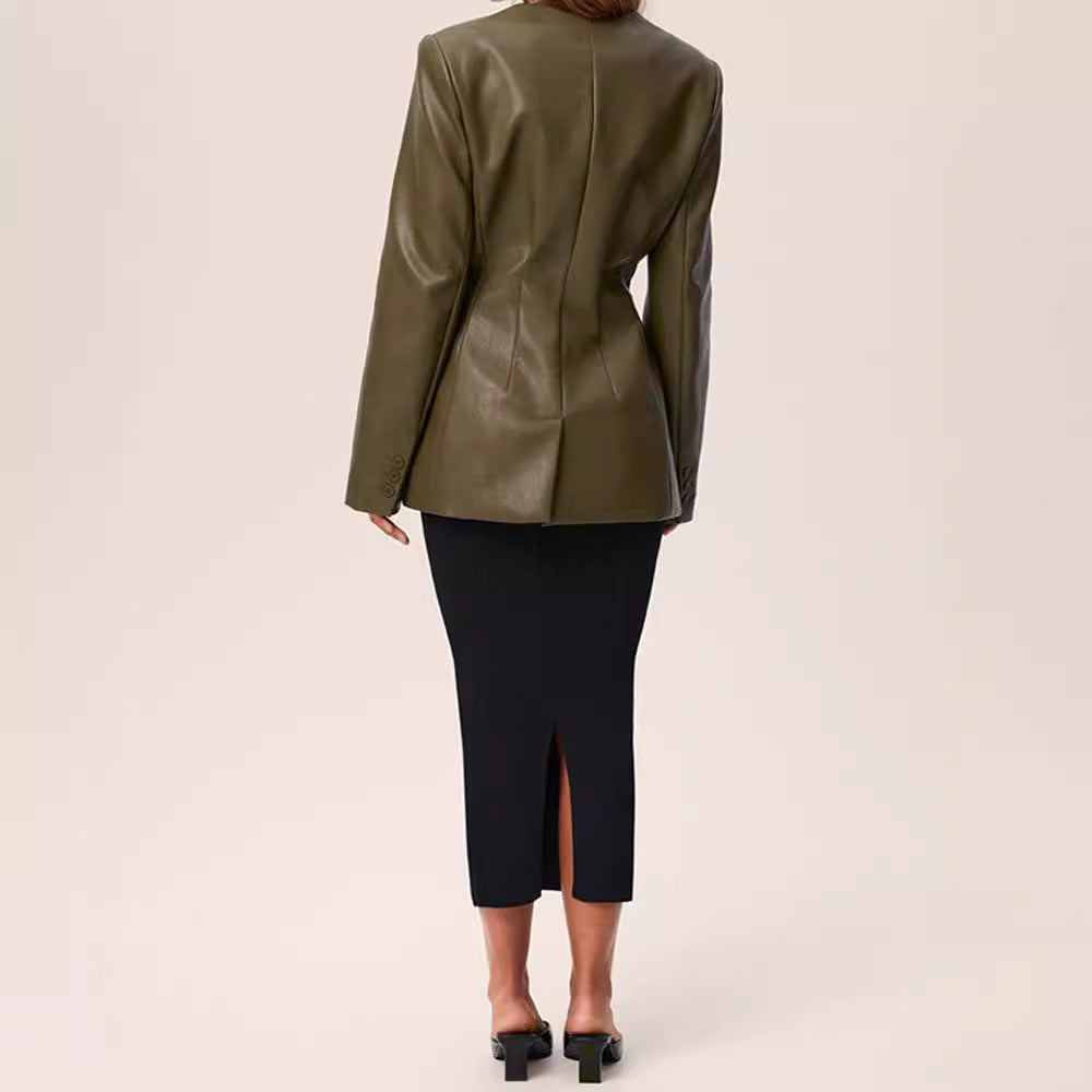Giacca donna elegante con chiusura incrociata sagomata verde scuro, ideale per il look da ufficio o serate speciali.