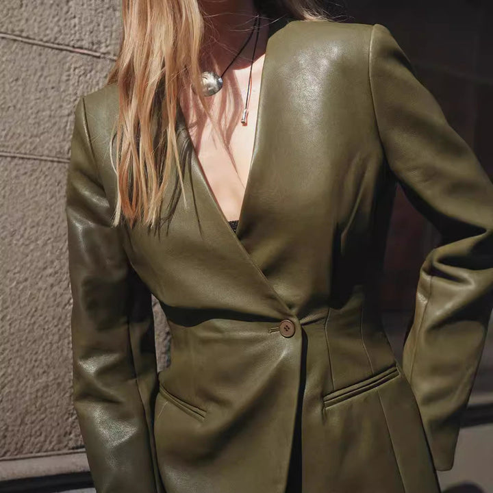 Blazer donna verde scuro con scollo a V e design sagomato, chiusura incrociata per un look chic e contemporaneo.