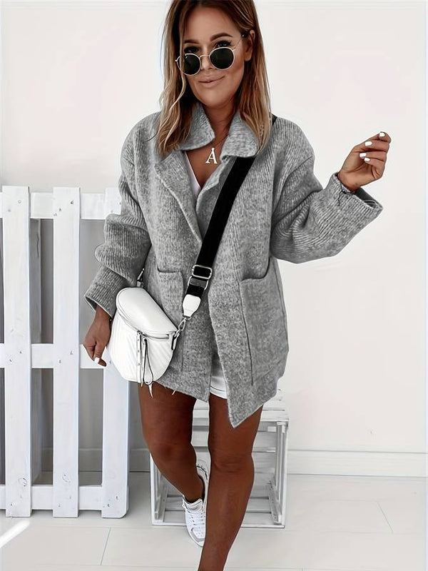 Blazer donna grigio versatile, ideale per un look casual chic o abbigliamento ufficio, con taglio elegante.