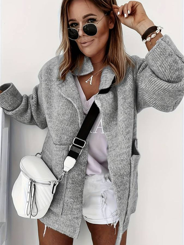 Giacca donna grigia strutturata con scollo a V, capo versatile per un outfit sofisticato ed elegante.