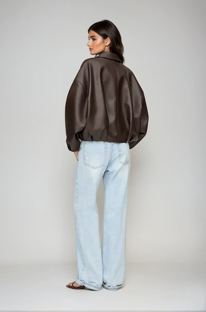 Elegante giacca donna aviatore con cintura, capo spalla retrò chic per la moda autunnale.