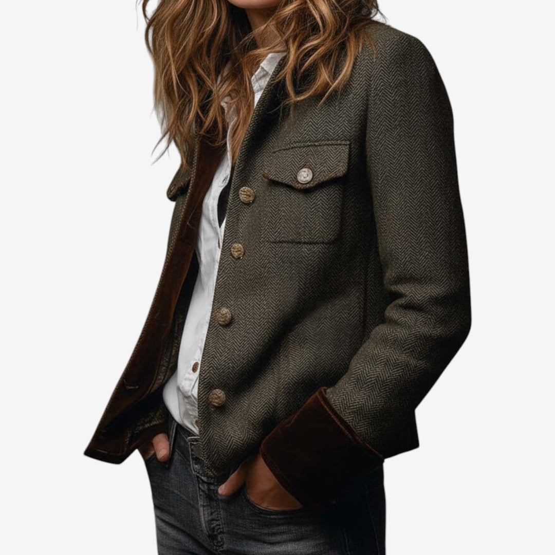 Giacca donna strutturata con taglio definito e dettagli a contrasto. Perfetta per un look casual chic e moda donna.