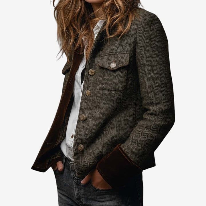 Giacca donna strutturata con taglio definito e dettagli a contrasto. Perfetta per un look casual chic e moda donna.