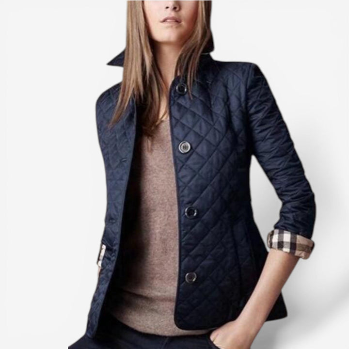 Giacca donna trapuntata slim fit con colletto e bottoni. Perfetta per un look elegante e versatile in autunno-inverno.