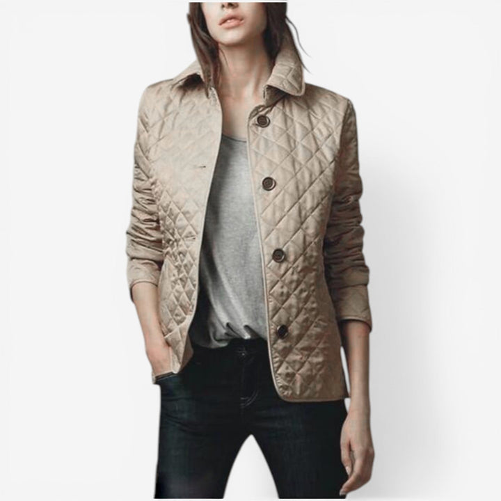 Elegante giacca donna trapuntata slim fit con raffinati bottoni. Capospalla autunno-inverno per moda femminile versatile.