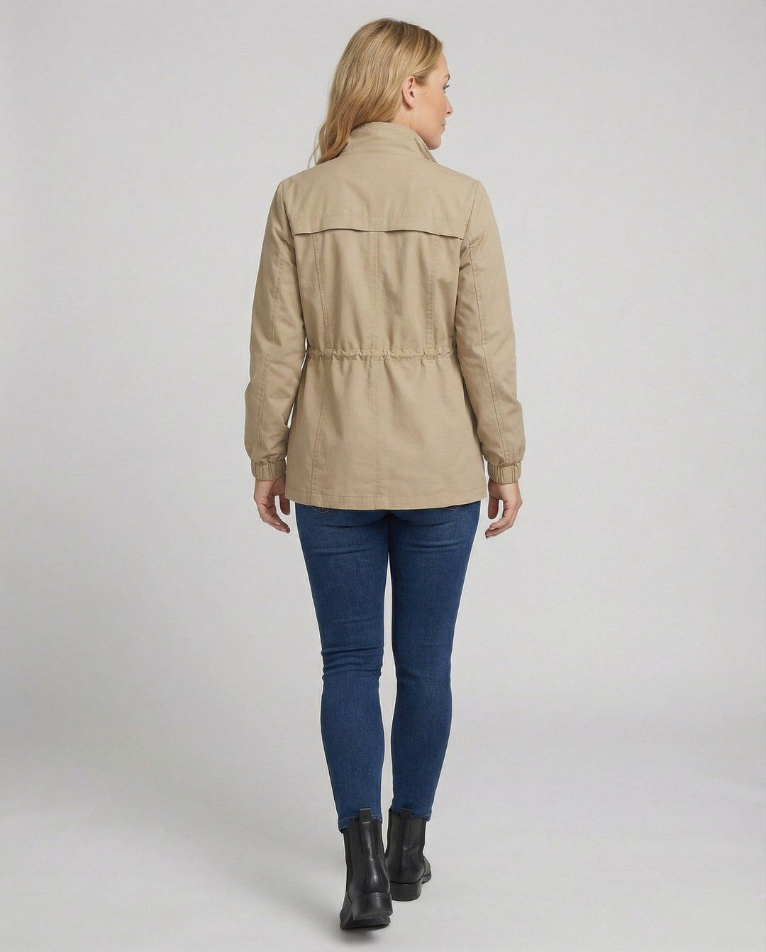 Giacca donna casual chic, modello utility con tasche funzionali e vita regolabile.