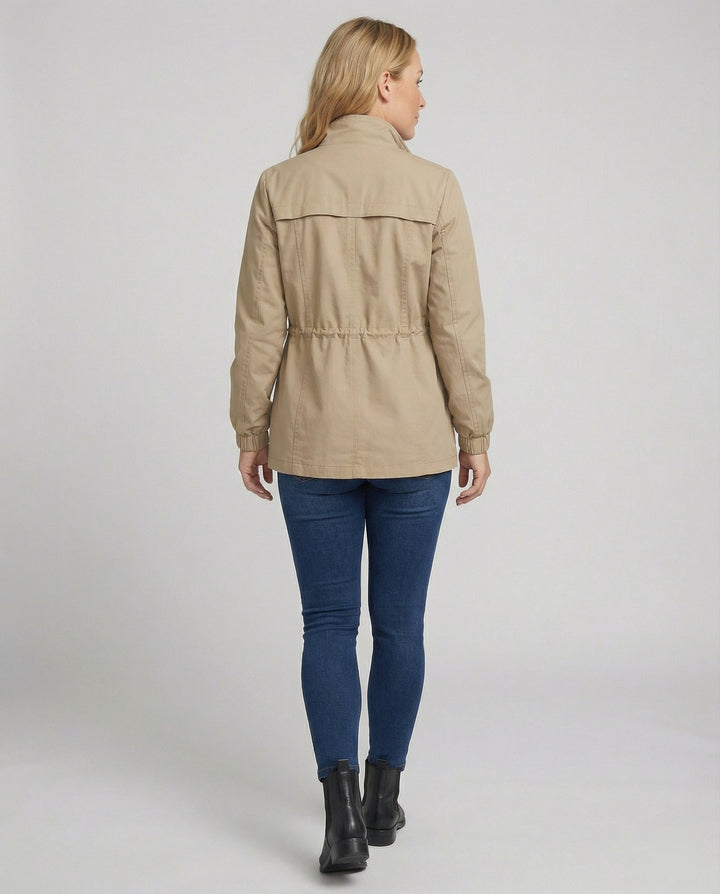 Giacca donna casual chic, modello utility con tasche funzionali e vita regolabile.