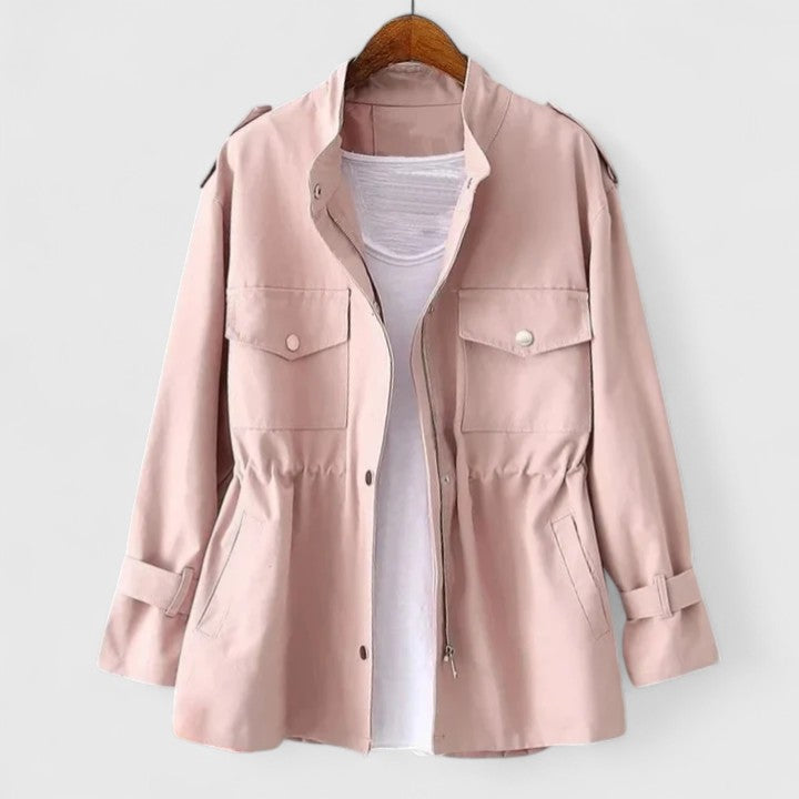 Moderna giacca utility da donna con zip e vita regolabile. Ideale per outfit primaverili/autunnali alla moda.