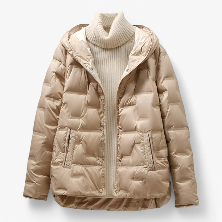 Giacca donna versatile con cappuccio removibile. Chiusura zip nascosta, ideale per un look casual o elegante.