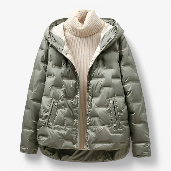 Moderna giacca invernale donna con zip nascosta. Cappuccio removibile per uno stile casual o elegante e comfort.