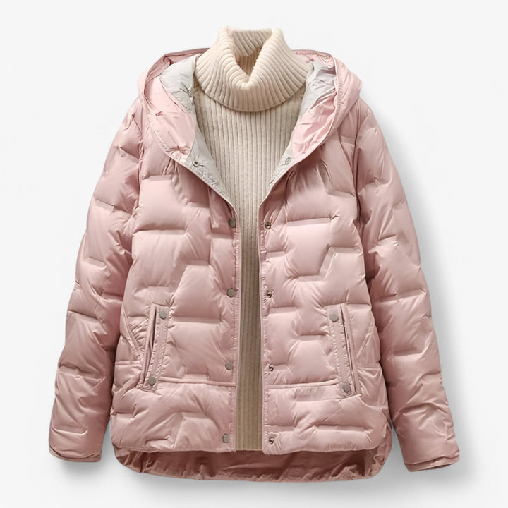 Giacca invernale donna, trapuntata e calda. Cappuccio removibile e zip per protezione dal freddo e un look alla moda.