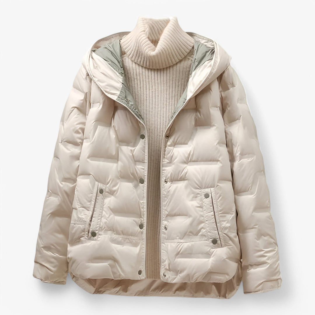 Giacca invernale donna trapuntata, con cappuccio removibile e chiusura zip nascosta. Perfetta per il freddo.
