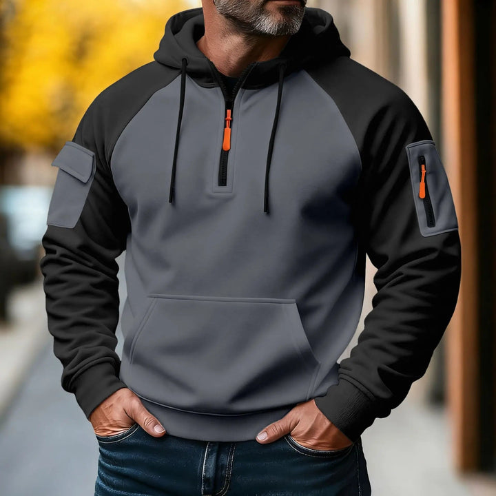 Giacca uomo invernale con cappuccio e zip intera. Design funzionale e confortevole per look casual urbano.
