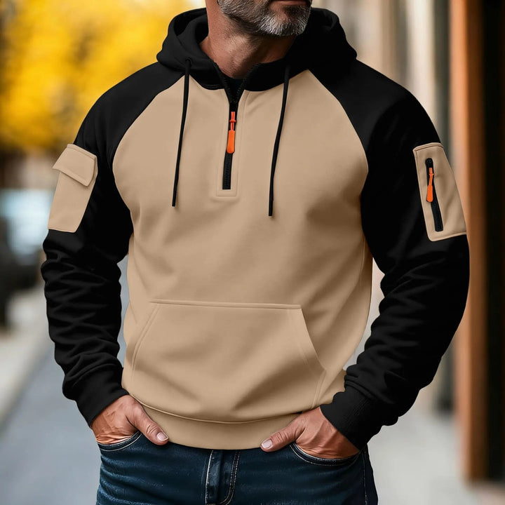Giacca uomo con cappuccio e zip, ideale per attività sportive e stile urbano dinamico in autunno/inverno.