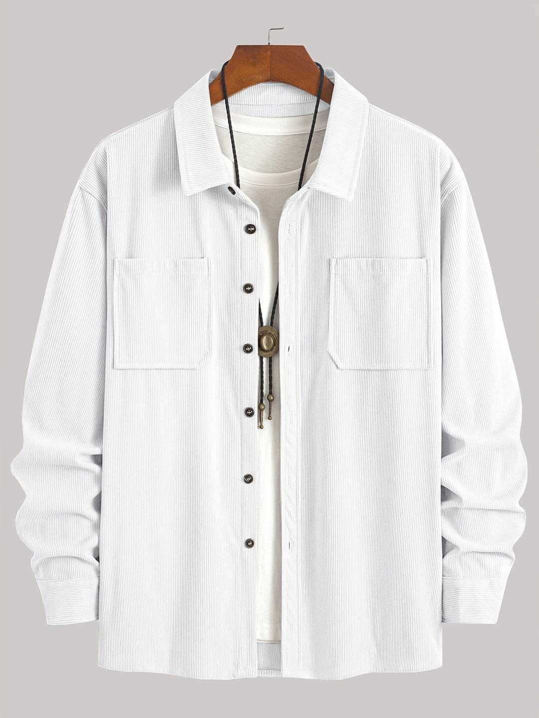 Uomo con giacca casual aperta, mostra un outfit versatile per il tempo libero e occasioni informali.