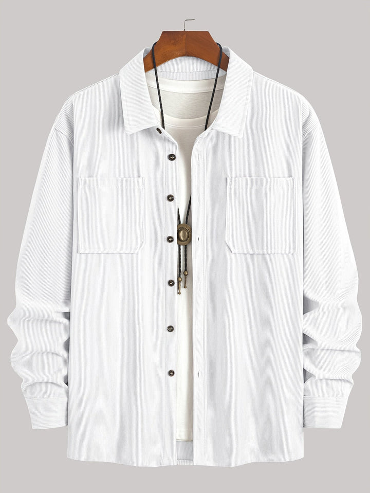 Uomo con giacca casual aperta, mostra un outfit versatile per il tempo libero e occasioni informali.