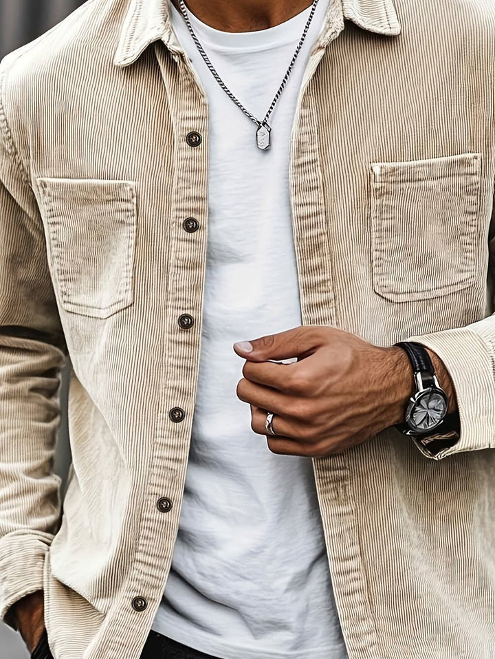 Moda uomo: giacca versatile per outfit casual chic. Stile moderno con tasche funzionali.
