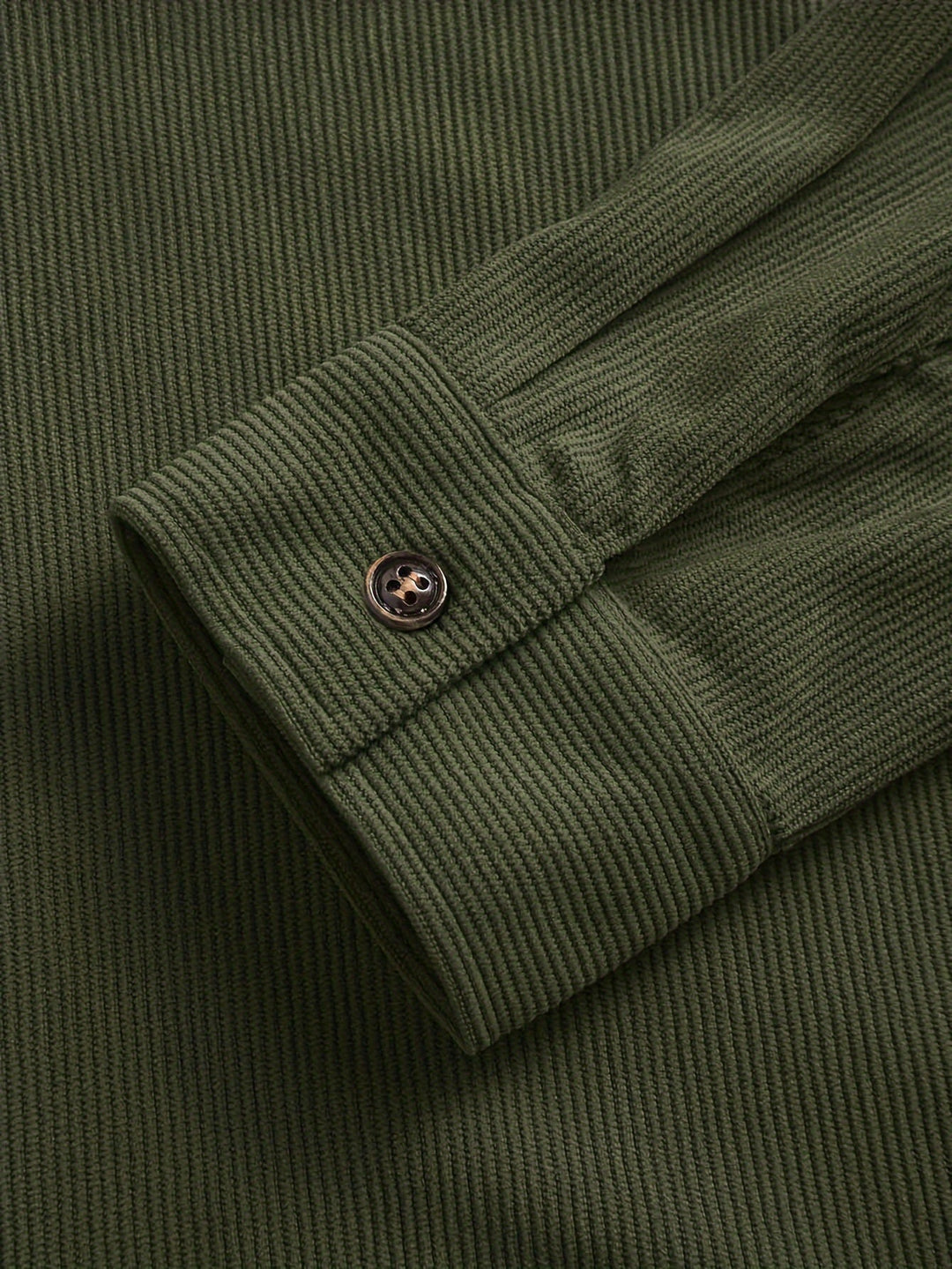 Uomo indossa giacca elegante casual, outfit autunnale versatile per uno stile impeccabile.