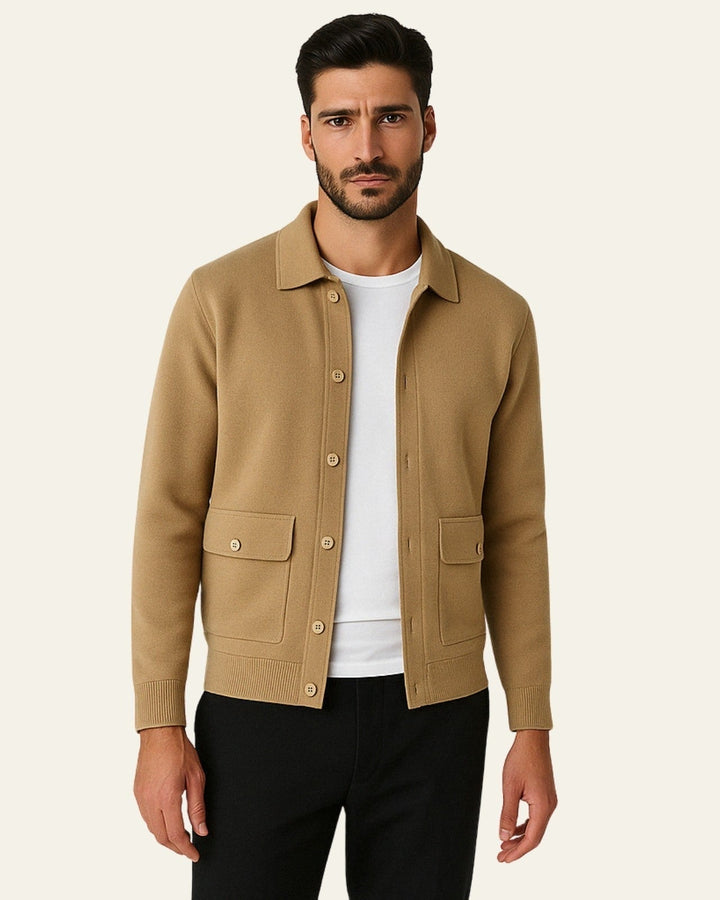 Moderna giacca uomo con colletto a camicia, versatile per abbigliamento autunnale ed invernale, un must-have.