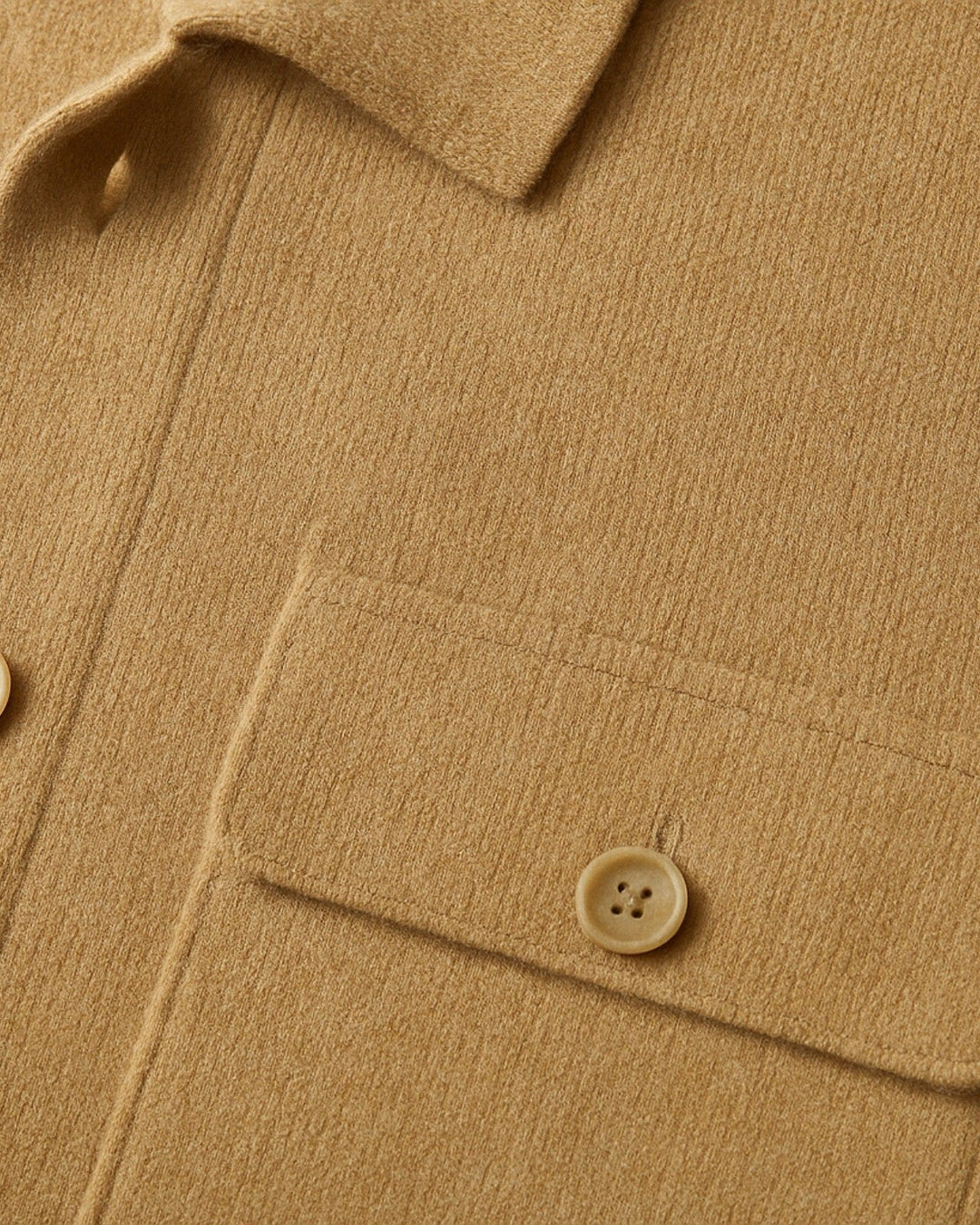 Giacca uomo morbida, disponibile in beige o verde, perfetta per un outfit casual o elegante con un tocco di classe.