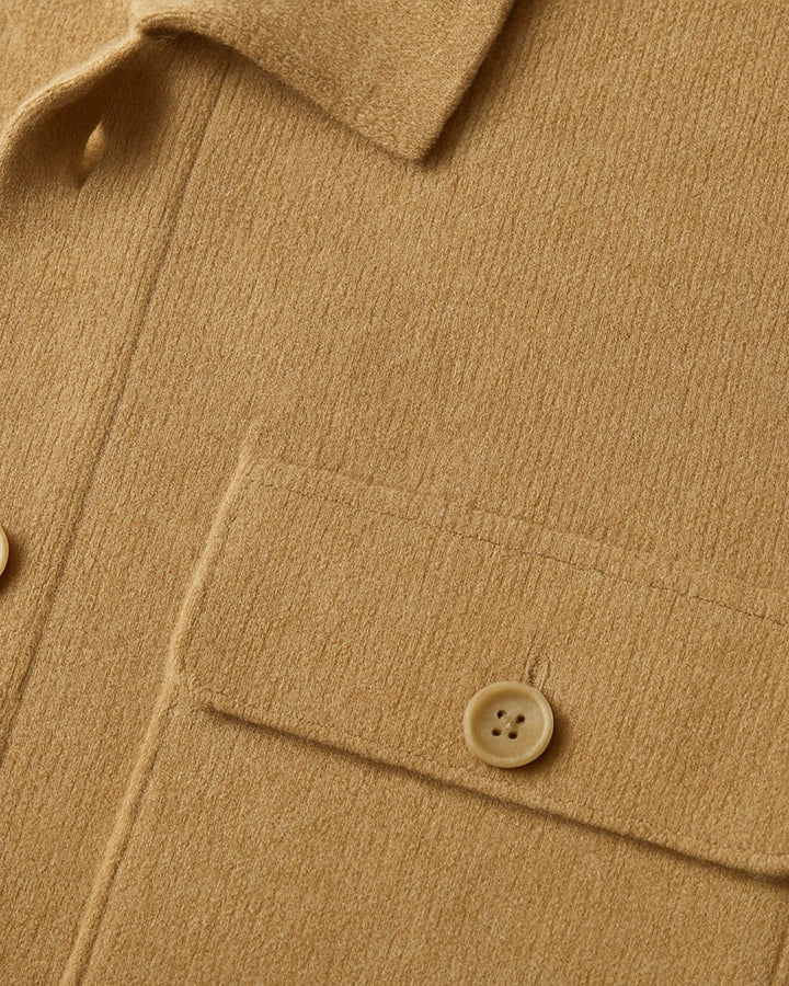 Giacca uomo morbida, disponibile in beige o verde, perfetta per un outfit casual o elegante con un tocco di classe.