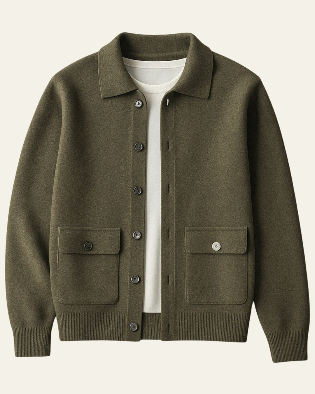 Dettaglio giacca uomo elegante con colletto a camicia, rifiniture di pregio per la moda maschile contemporanea.