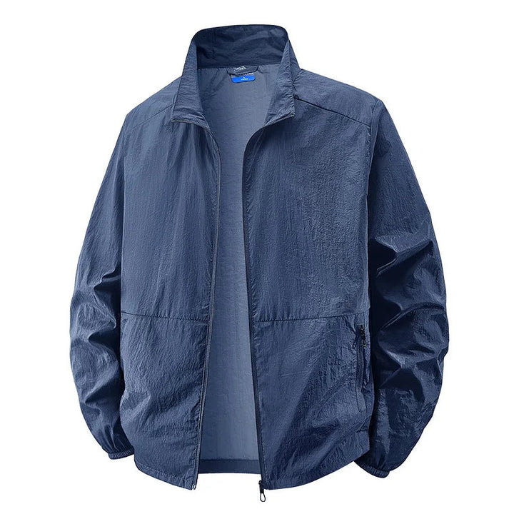 Giubbino uomo leggero con zip e multitasche, un capospalla pratico e sportivo per ogni giorno.