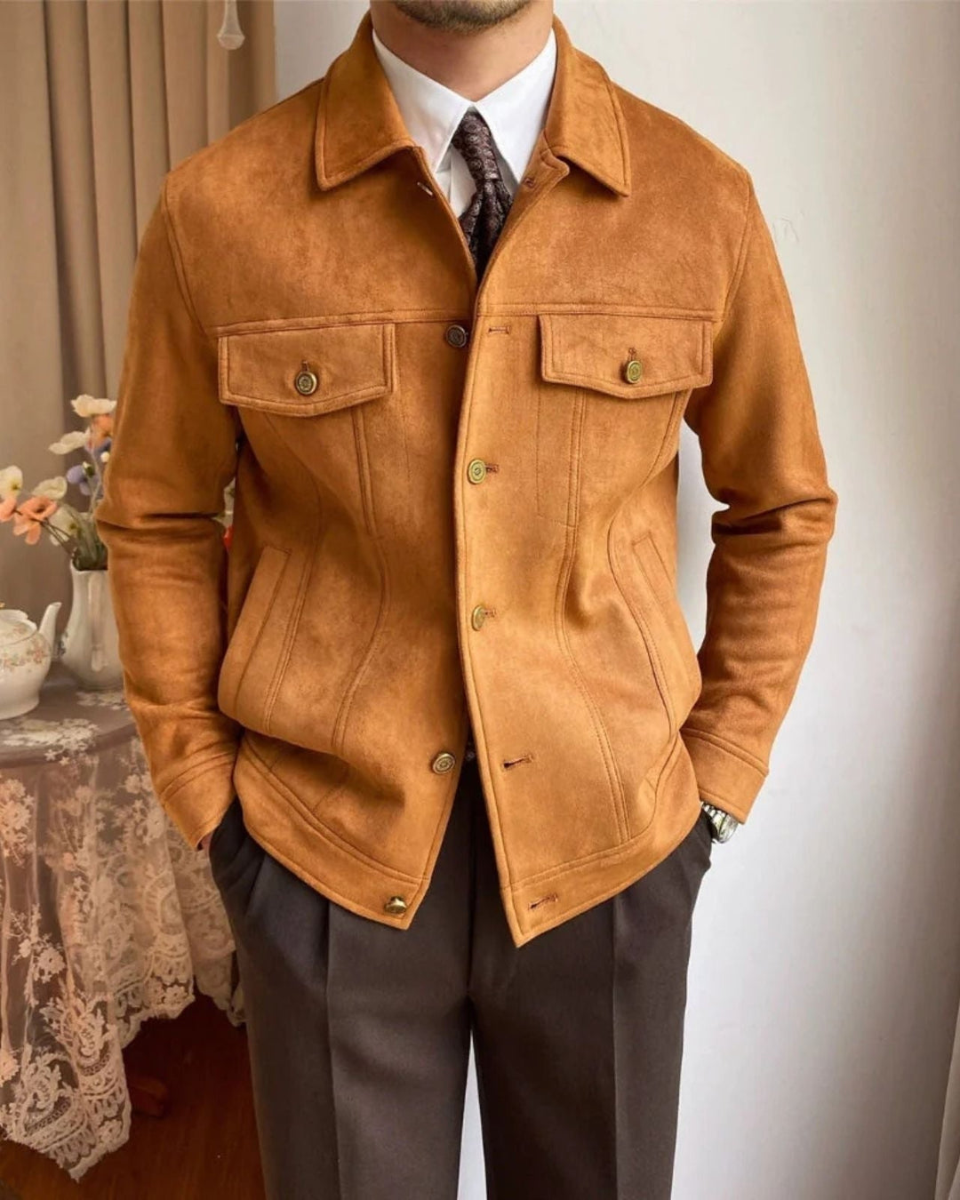Giacca uomo trucker arancione brillante, un capo versatile per un outfit maschile moderno e casual.
