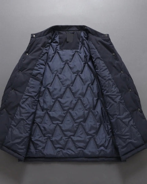 Giacca trapuntata uomo versatile, offre comfort termico e stile pratico per l'abbigliamento maschile.