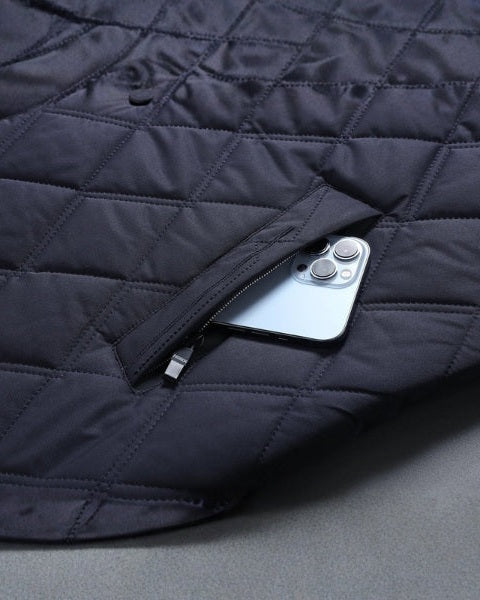 Uomo indossa giacca trapuntata con colletto, per un look autunno/inverno pratico e confortevole.