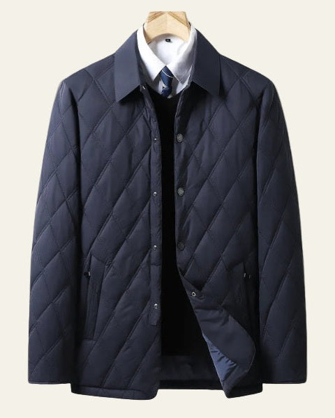Giacca trapuntata da uomo con colletto classico, perfetta per un look casual elegante autunno/inverno.