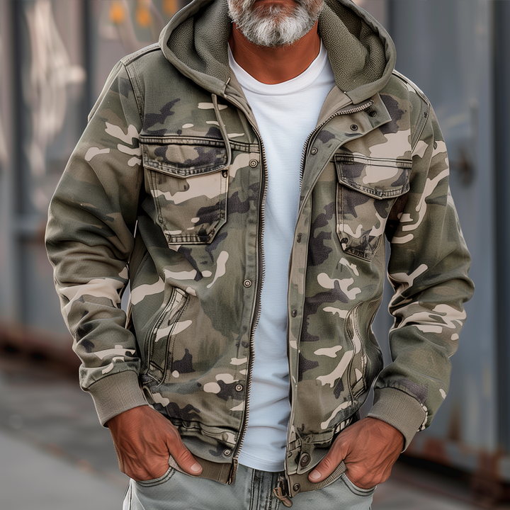 Giacca cargo grigia da uomo con cappuccio e tasche funzionali. Perfetta per abbigliamento maschile casual.