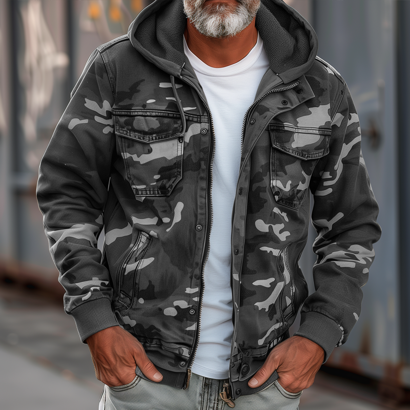 Giacca uomo stile utility con cappuccio, tessuto robusto. Capospalla autunno inverno per look pratici e di tendenza.