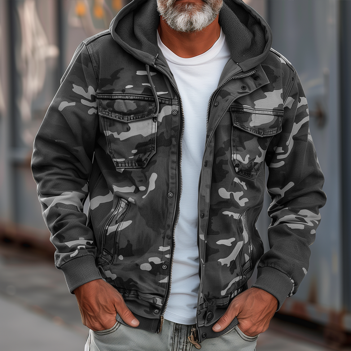 Giacca uomo stile utility con cappuccio, tessuto robusto. Capospalla autunno inverno per look pratici e di tendenza.