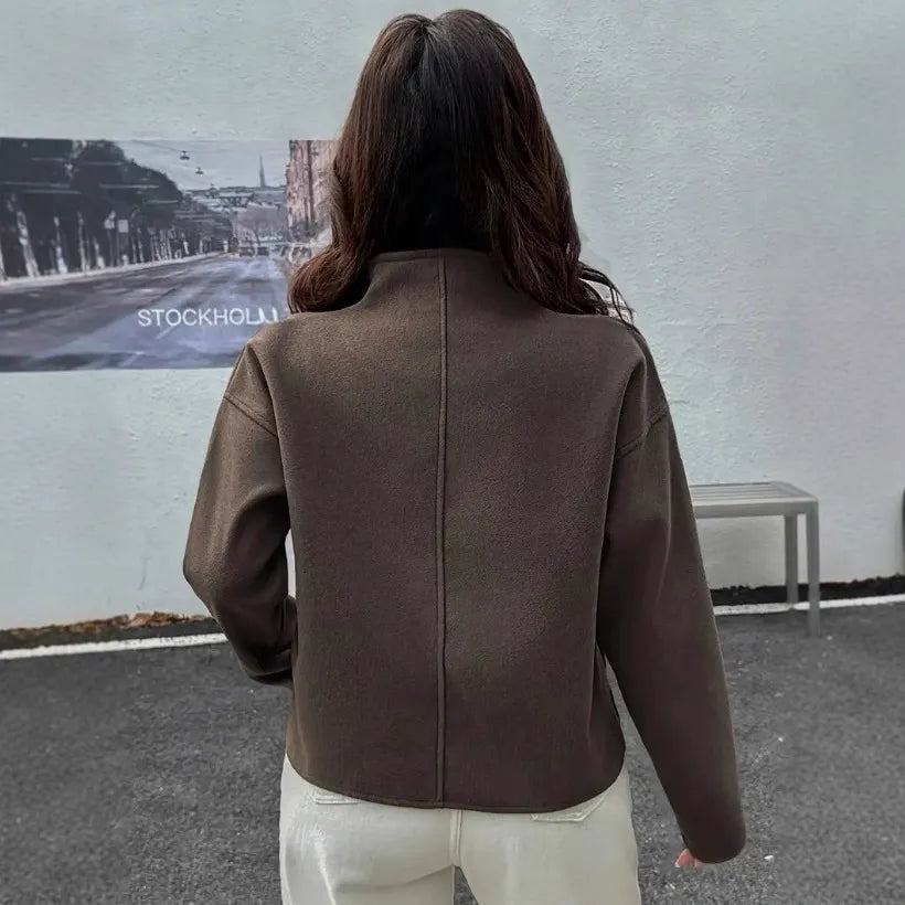 Giacca donna marrone con zip e collo alto, corta ed elegante. Perfetta per il tuo outfit primavera/autunno.