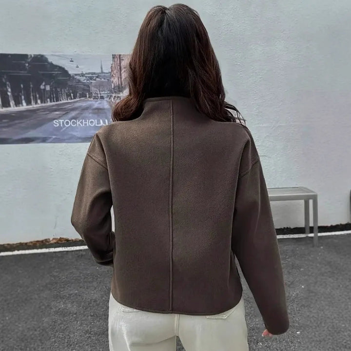 Giacca donna marrone con zip e collo alto, corta ed elegante. Perfetta per il tuo outfit primavera/autunno.