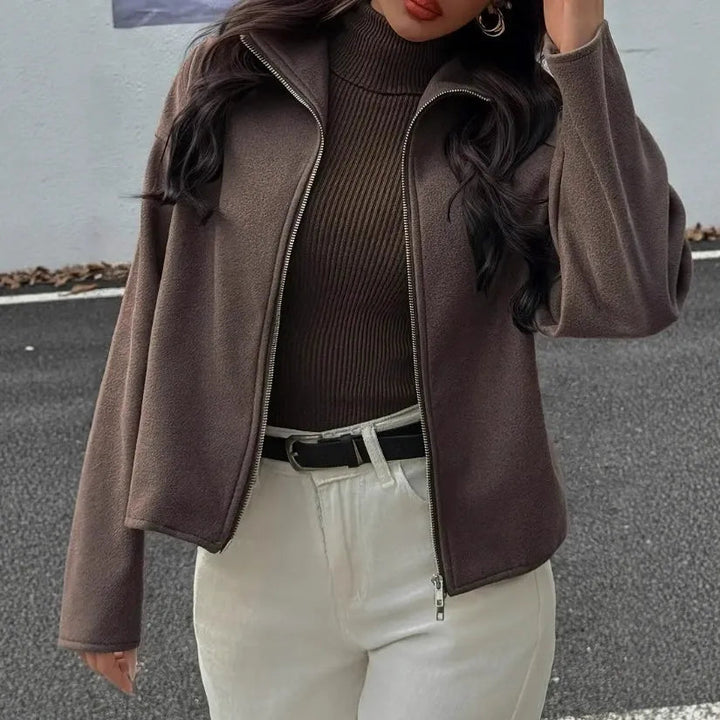 Giacca corta da donna marrone elegante con collo alto e zip. Stile primaverile/autunnale per moda urbana.