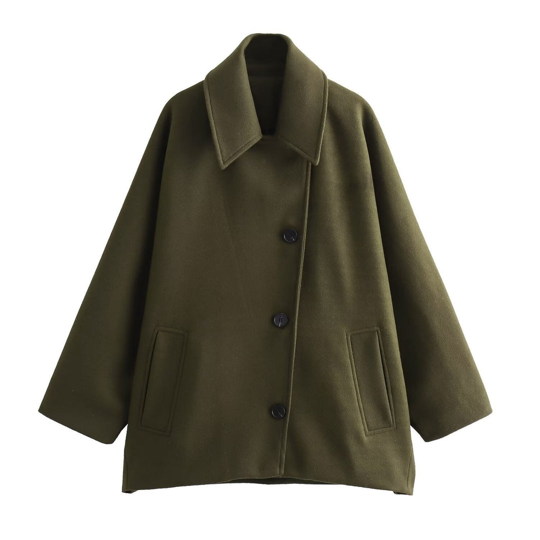 Giacca donna invernale in stile casual chic, ampio colletto, chiusura frontale con bottoni. Moda autunno inverno.