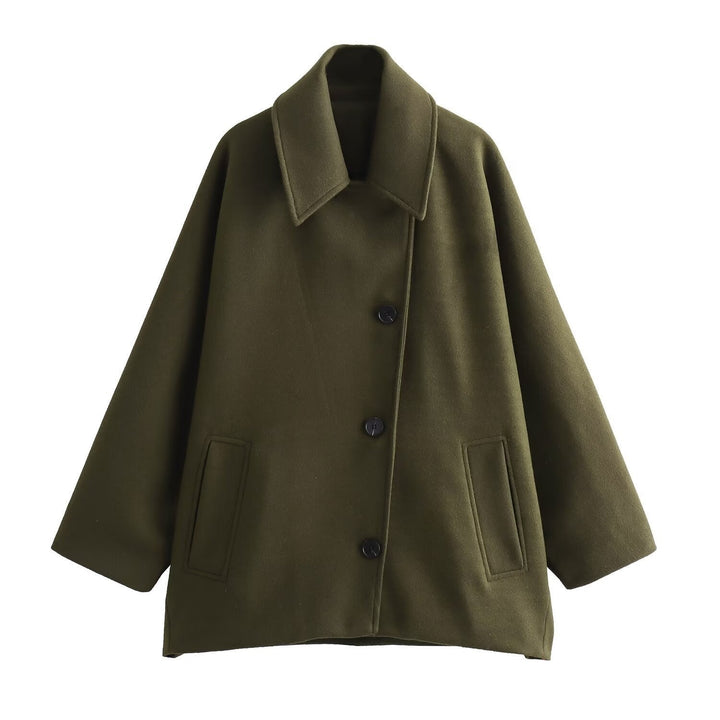 Giacca donna invernale in stile casual chic, ampio colletto, chiusura frontale con bottoni. Moda autunno inverno.