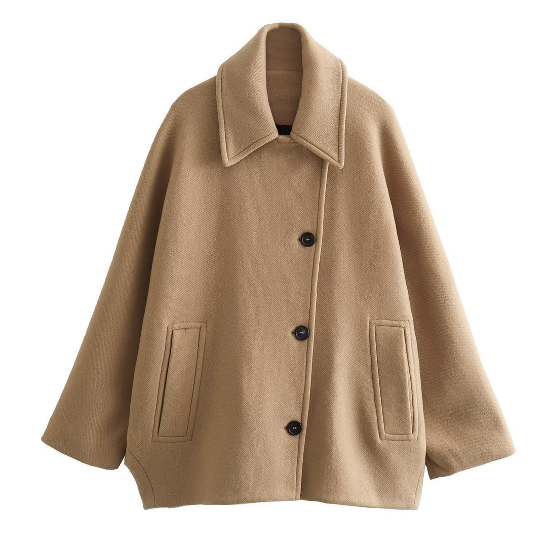 Giacca invernale donna elegante con ampio colletto e bottoni, perfetta per outfit casual chic o ufficio.