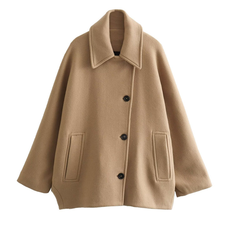 Giacca invernale donna elegante con ampio colletto e bottoni, perfetta per outfit casual chic o ufficio.