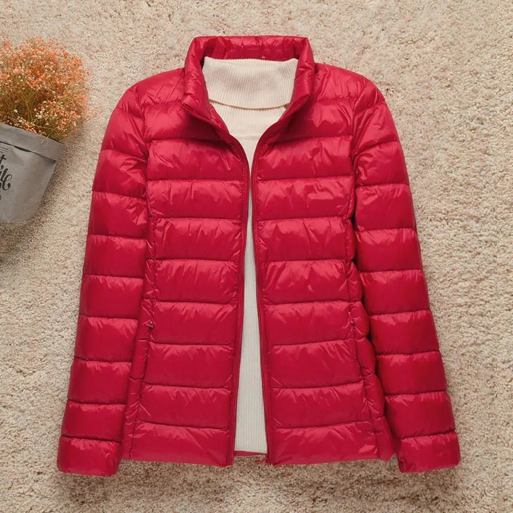 Elegante giacca trapuntata da donna con zip. Capo invernale essenziale, calda e confortevole.