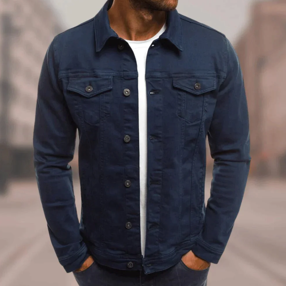 Moda uomo: giacca casual con bottoni e taschini. Un giubbotto versatile per la primavera e l'autunno.
